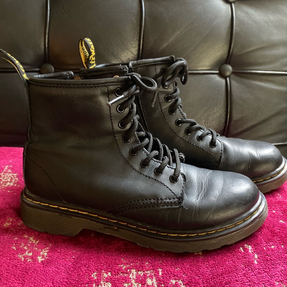 Little Kids Black Genuine Leather 8 hole Dr Martens boots size 2